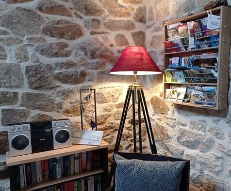 Salon cosy gîte Bretagne mur en pierre